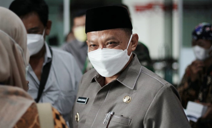 Bupati Situbondo, Karna Suswandi.