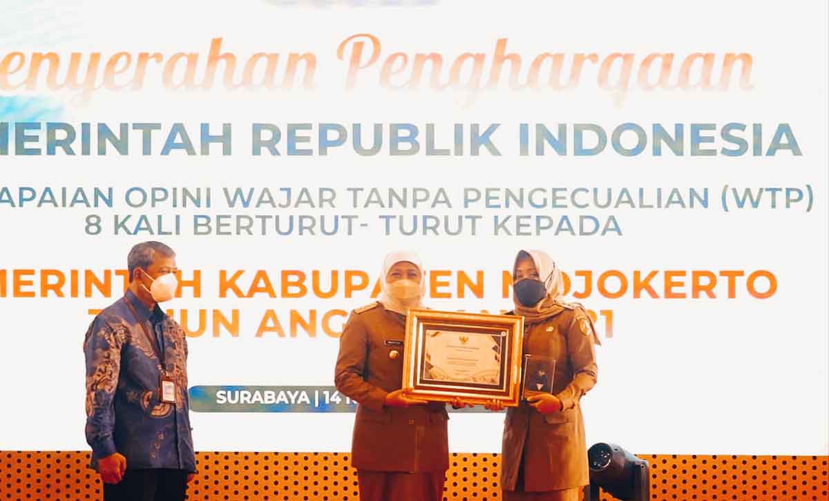 Gubernur Jawa Timur, Khofifah Indar Parawansa, saat menyerahkan penghargaan WTP kepada Bupati Mojokerto, Ikfina Fatmawati, di Hotel Bumi Surabaya.