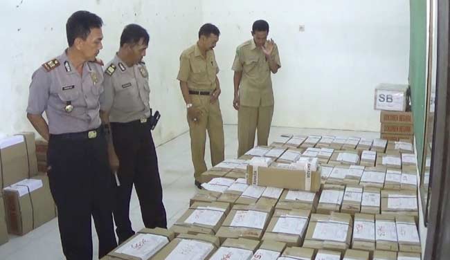 CEK: Petugas saat mengecek kelengkapan naskah Unas saat dititipkan Satbinmas Polres Sumenep. foto: rahmatullah/ BANGSAONLINE