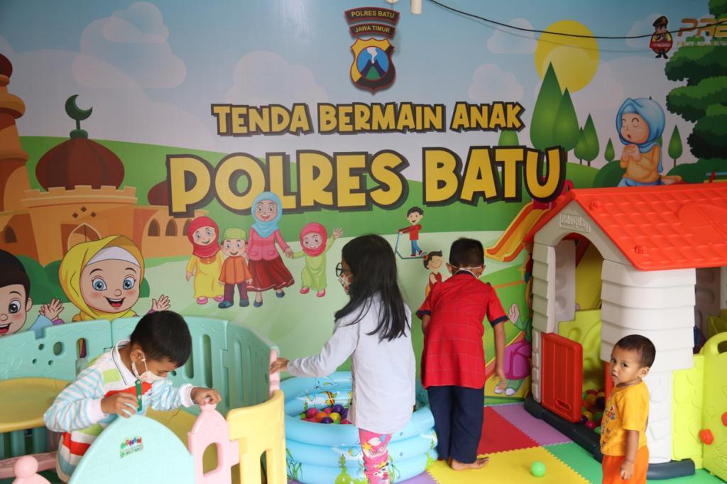 Tenda bermain anak yang disedikan Satlantas Polres Batu di posyan.