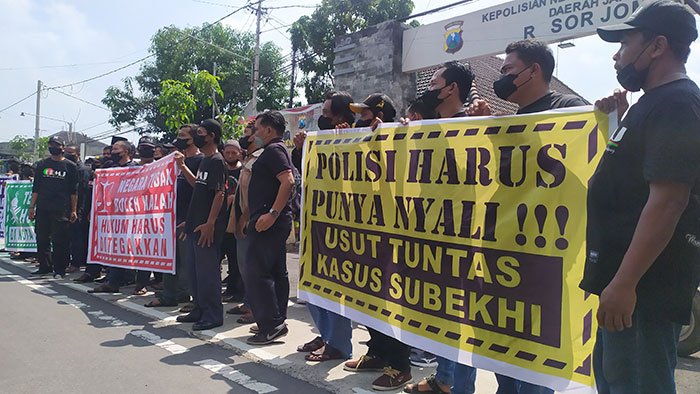 Puluhan massa FRMJ saat menggelar demo di depan Mapolres Jombang.