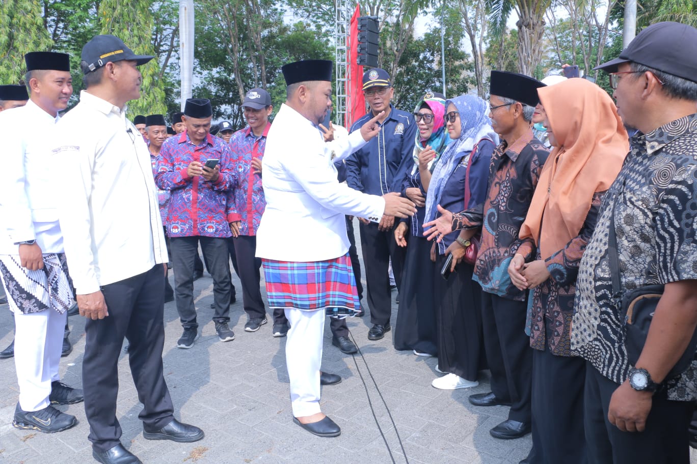 Bupati Gresik Fandi Akhmad Yani pamitan dengan para kades dan perangkat saat apel kebangsaan kemandirian desa. Foto: Ist.