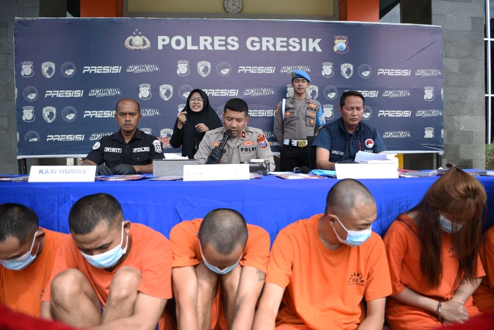 Wakapolres Gresik Kompol Danu Anindhito Kuncoro, didampingi Kasatresnarkoba AKP Ahmad Yani, dan Kasi Humas AKP Wiwit M saat rilis 9 tersangka narkotika. Foto: Ist.