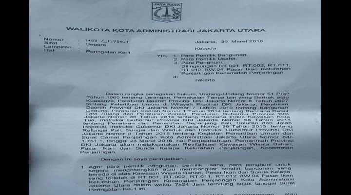 Surat peringatan pertama (SP1) kepada warga Pasar Ikan dalam rangka melaksanakan Revitalisasi Kawasan Wisata Bahari, Pasar Ikan, dan Sunda Kelapa Kelurahan Penjaringan. foto: okezone