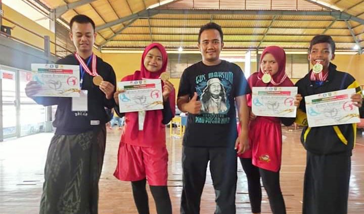 Atlet Wushu Tuban menunjukkan medali yang diraih dari Kejuaraan Piala Dinas Pendidikan dan Kebudayaan Kabupaten Jombang 2020.