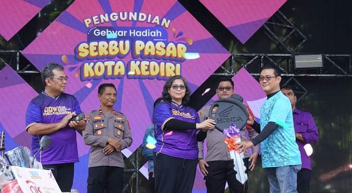 Pj. Wali Kota Kediri Zanariah saat menyerahkan kunci sepeda motor secara simbolis. Foto: Ist. 