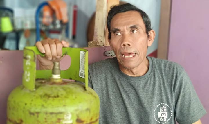 Turmudi salah seorang warga. (foto: Yuniardi Sutondo/ BANGSAONLINE)