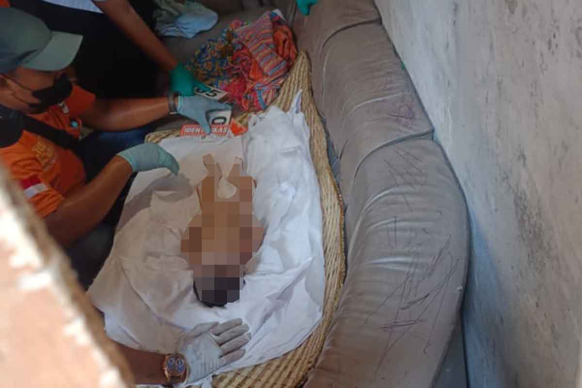 Jenazah bayi hasil hubungan gelap meninggal dunia yang diduga keracunan susu formula di Semolowaru, Sukolilo, Surabaya, Selasa (13/12/2022)