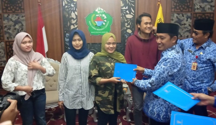 ?Kepulangan 4 mahasiswa dari Wuhan disambut wakil bupati di Mandhapa Aghung Ronggosukowati.