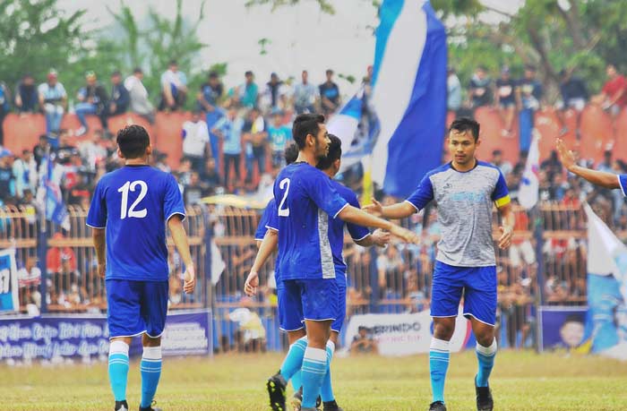 Para pemain Persela saat merayakan gol atas Persibo.