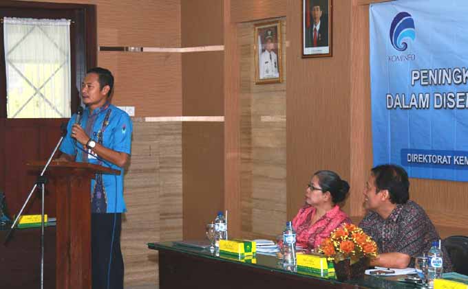 Sekkab Yuhronur saat memberi sambutan dalam acara Kemenkominfo?. (foto: haris/BANGSAONLINE)