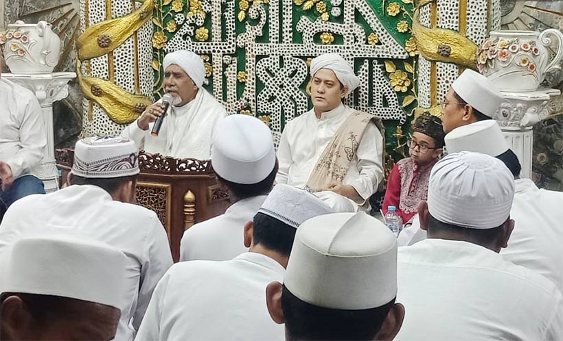 Daus Mini (baju merah) saat mengikuti pengajian di majelis ta