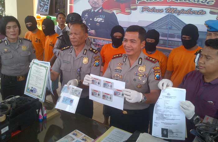 Kapolres ketika menunjukan barang bukti.