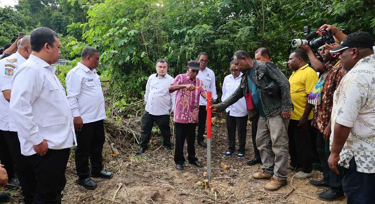 Menteri ATR/BPN, Nusron Wahid, saat menyaksikan pemasangan patok tanda batas di Skouw Yambe, Distrik Muara Tami, Papua.