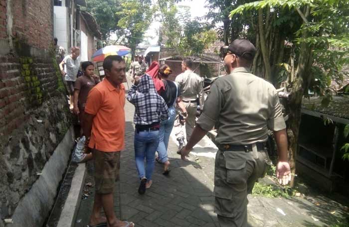 Petugas Dispol PP saat menggelandang sejumlah PSK dari warung remang di Samaleak Kedamean.