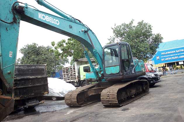 Barang bukti alat berat yang diamankan petugas di Satlantas Polres Jombang. foto: ROMZA/ BANGSAONLINE