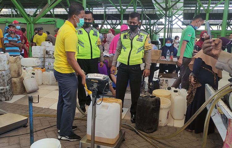 Suasana operasi pasar murah minyak goreng di Pasar Baru Porong, Sidoarjo.