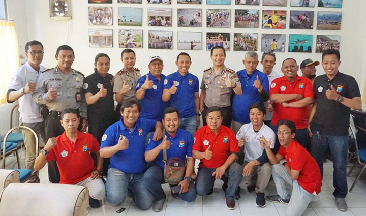 Kapolres Gresik, AKBP Kusworo Wibowo saat berkunjung ke Sekretariat Komunitas Wartawan Gresik (KWG). foto: SYUHUD/ BANGSAONLINE