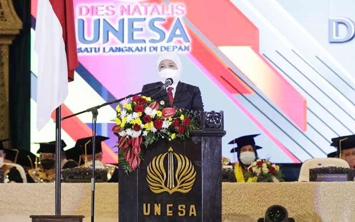 Gubernur Jawa Timur Khofifah Indar Parawansa yang turut hadir dalam puncak peringatan Dies Natalis Unesa, Selasa (21/12).