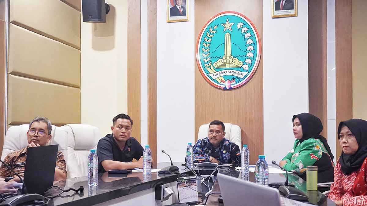 Zoom Meeting yang berlangsung di MCC Diskominfotik Kota Pasuruan.