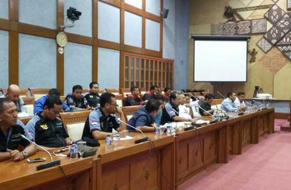 Karyawan PT Smelting saat hearing dengan Komisi IX DPR RI. foto: istimewa