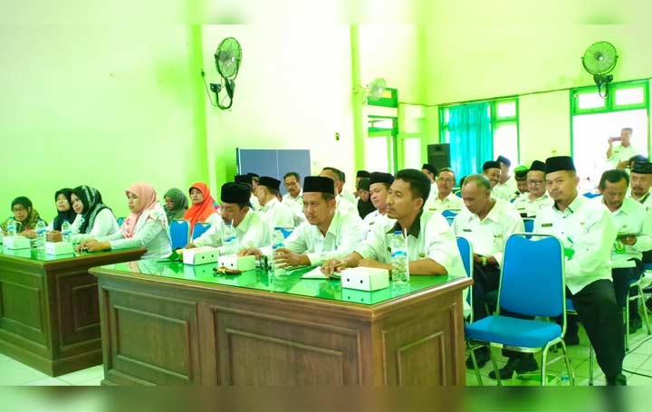 Pengawas MI, Kepala MIN, dan KKMI se-Kabupaten Tuban saat mengikuti rakor persiapan USBN dan UAMBD MI.