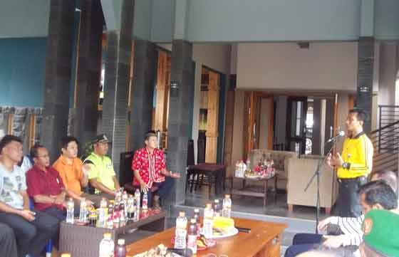 AKBP Joko Sadono memberikan sambutan dalam acara Patroli Sambang Desa ke Desa Banjaranyar.