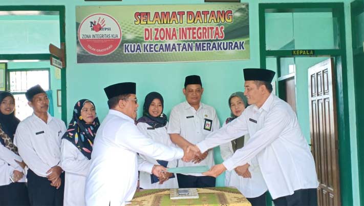 Kakankemenag didampingi Penyelenggara Syariah memberikan bantuan kepada Kepala KUA Merakurak, Idris.
