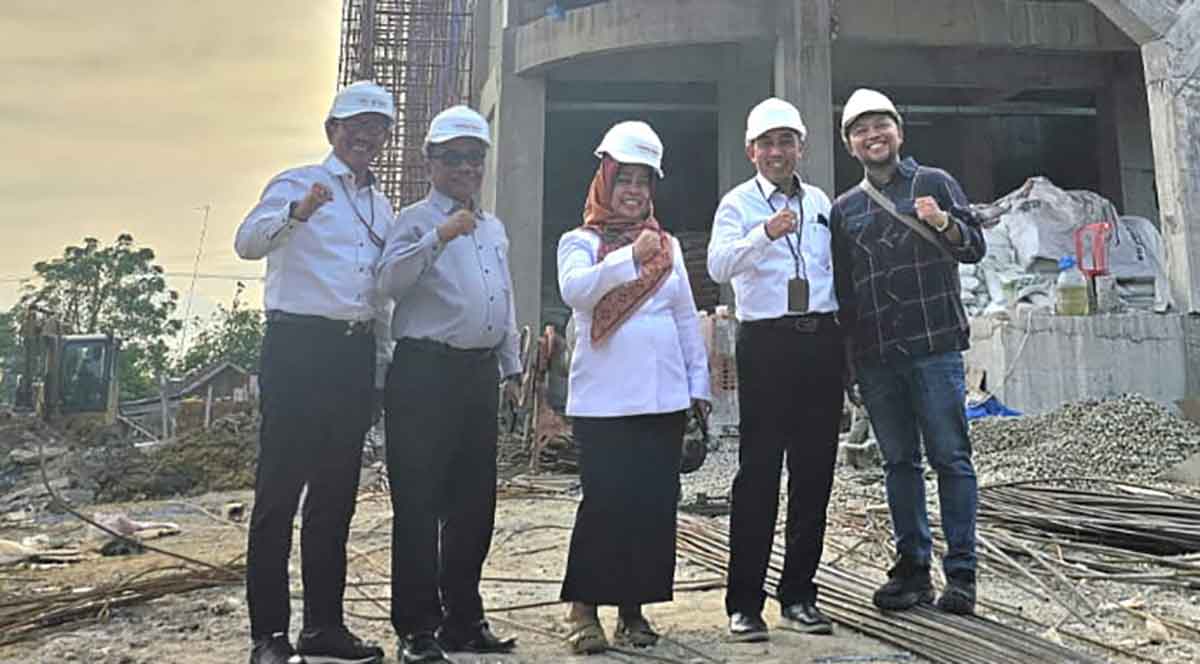 Alkusani (dua dari kiri) saat meninjau progres pembangunan Bank Daerah Bojonegoro. Foto: Ist