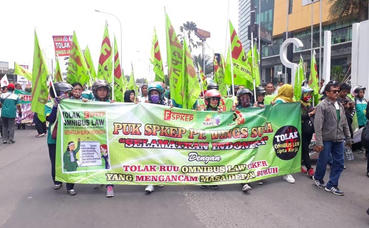 Tolak Omnibus Law, Ribuan Buruh Dan Mahasiswa Padati Bundaran Waru ...