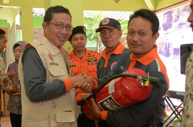 Bupati Fathul Huda saat memberikan bantuan berupa APAR kepada perwakilan Desa Rahayu.