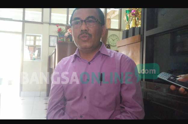 Drs. Tjipto Yuwono, M.Pd, Kepala SDN Lowokwaru 3 Malang, saat ditemui dikantornya, Selasa (02/05). foto: IWAN IRAWAN/ BANGSAONLINE