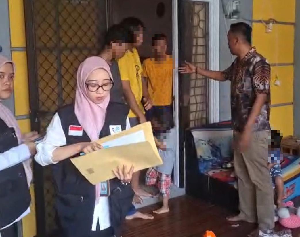 Ketua Komisi IV DPRD Gresik, Muchamad Zaifufin saat menemui 5 anak yang diduga diterlantarkan orang tuanya. FOTO: ist. 