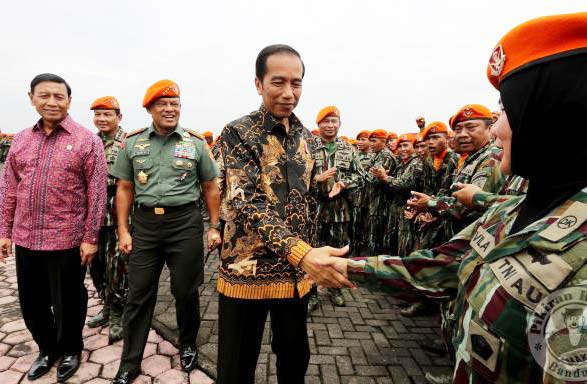 Presiden Joko Widodo menyalami prajurit TNI saat mengunjungi Markas Korps Pasukan Khas (Korpaskhas) TNI AU di Jalan Terusan Kopo, Kabupaten Bandung, Selasa (15/11).