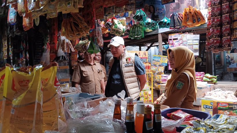 Kanit IV ekonomi Polres Pasuruan, Iptu Eko saat melakukan sidak di pasar tradisional didampinggi dinas pertanian dan ketahanan pangan 
