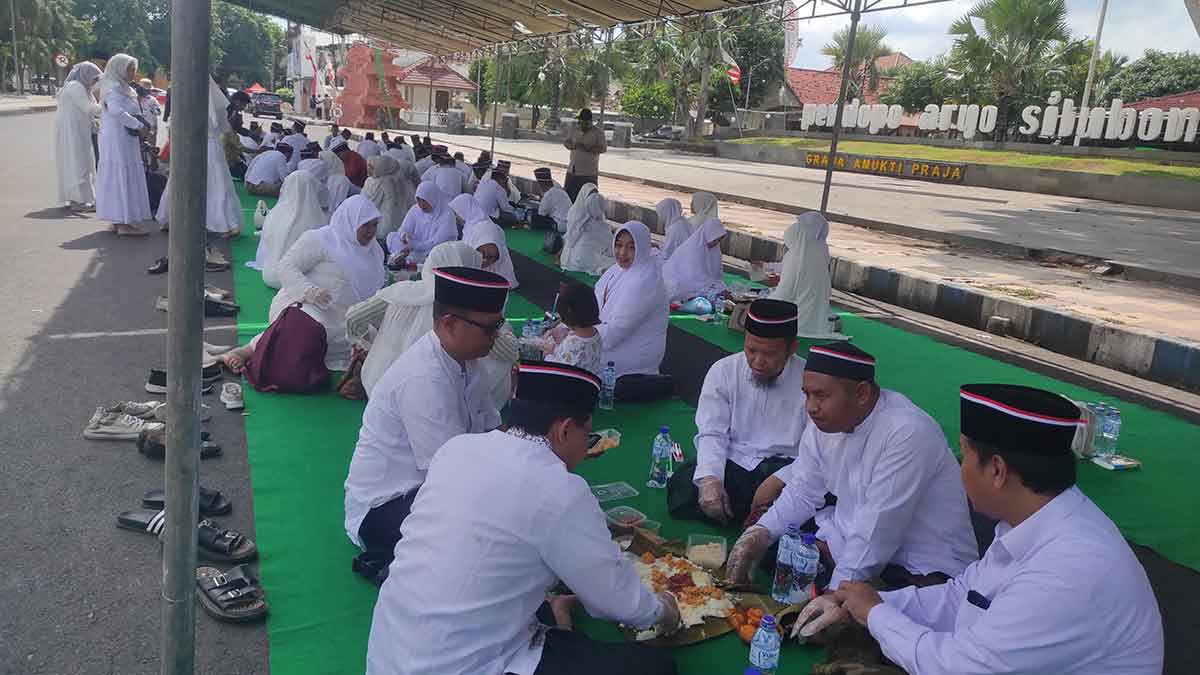Santri di Situbondo saat makan tabheg bersama.