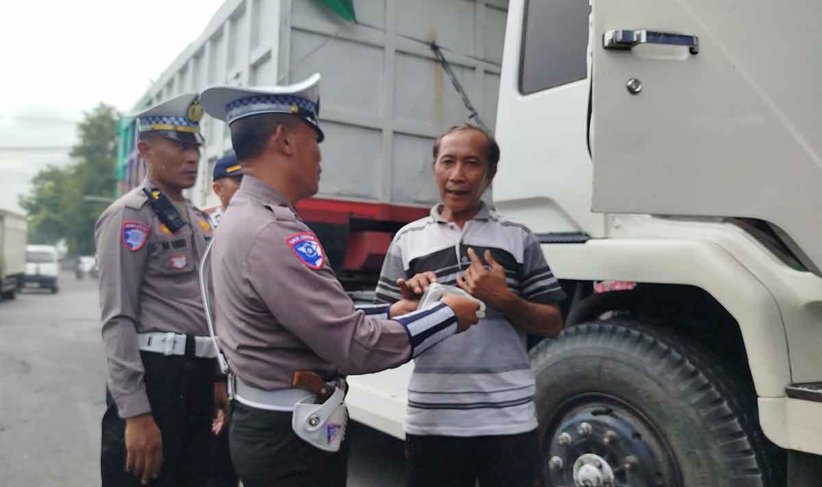 Gelar Operasi Pembatasan Angkutan Barang, Polres Jombang Periksa 10 Kendaraan