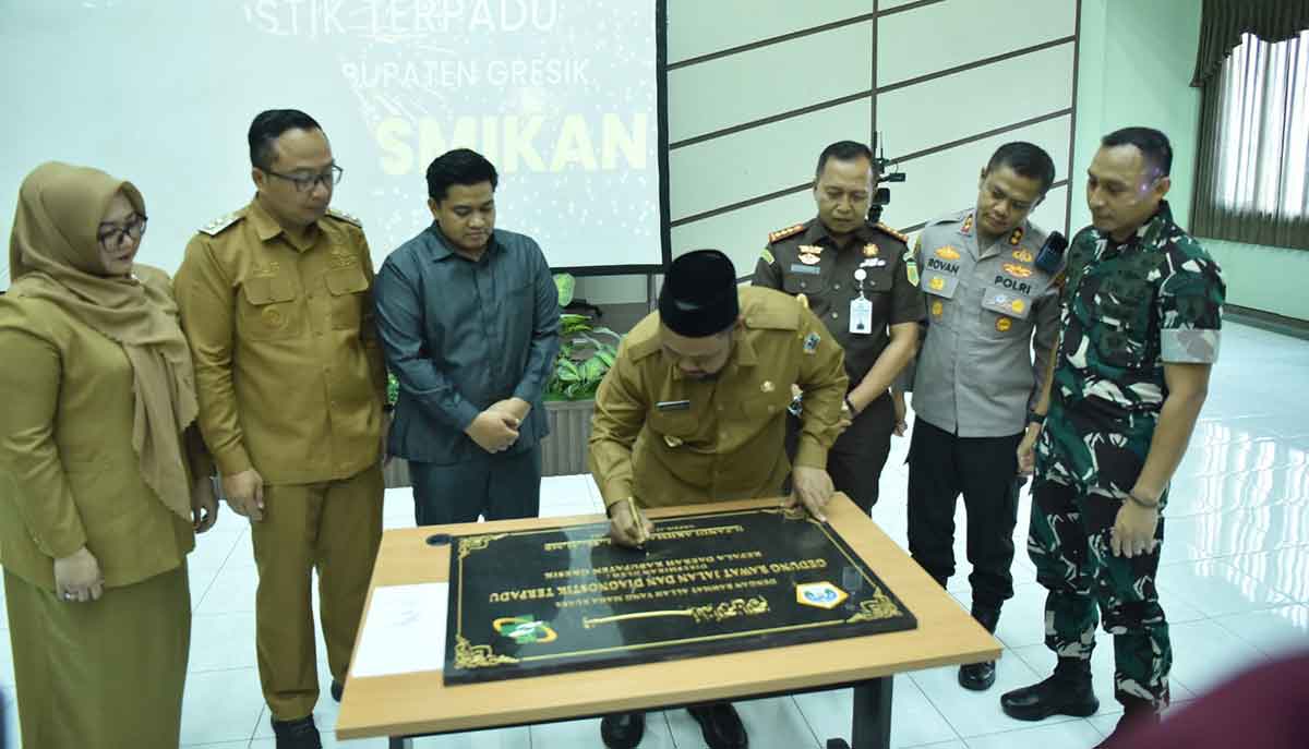 Bupati Gresik Fandi Akhmad Yani didampingi Wabup Asluchul Alif dan Ketua DPRD Syahrul Munir menandatangani prasasti gedung Rawat Jalan dan Diagnostik Terpadu RSUD Ibnu Sina yang disaksikan pejabat Forkopimda. Foto: Ist.