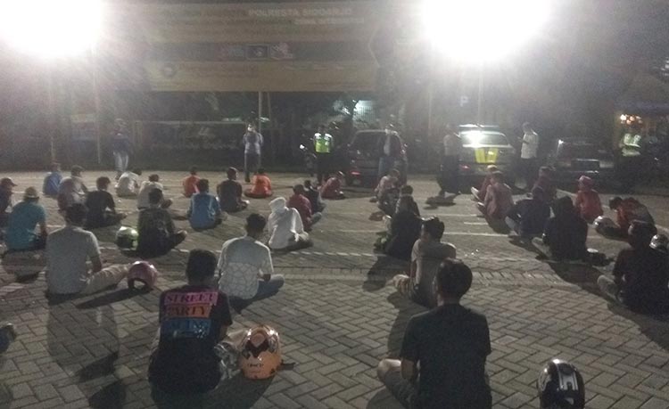 Para muda-mudi yang terciduk saat ikut atau sekadar menonton balap liar di eks tol Jabon mendapatkan pembinaan.