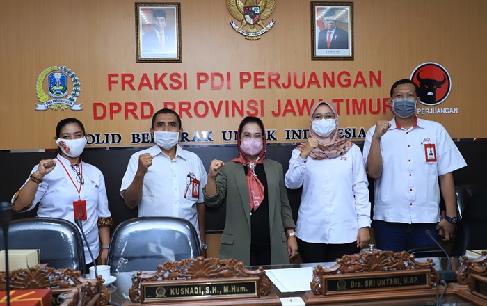 Tim Untag Surabaya usai melakukan paparan akademik kelanjutan S2 dan S3 di depan Ketua Fraksi PDI Perjuangan, Sri Untari Bisowarno dan anggota Fraksi PDI Perjuangan DPRD Jatim. foto: DIDI ROSADI/BANGSAONLINE