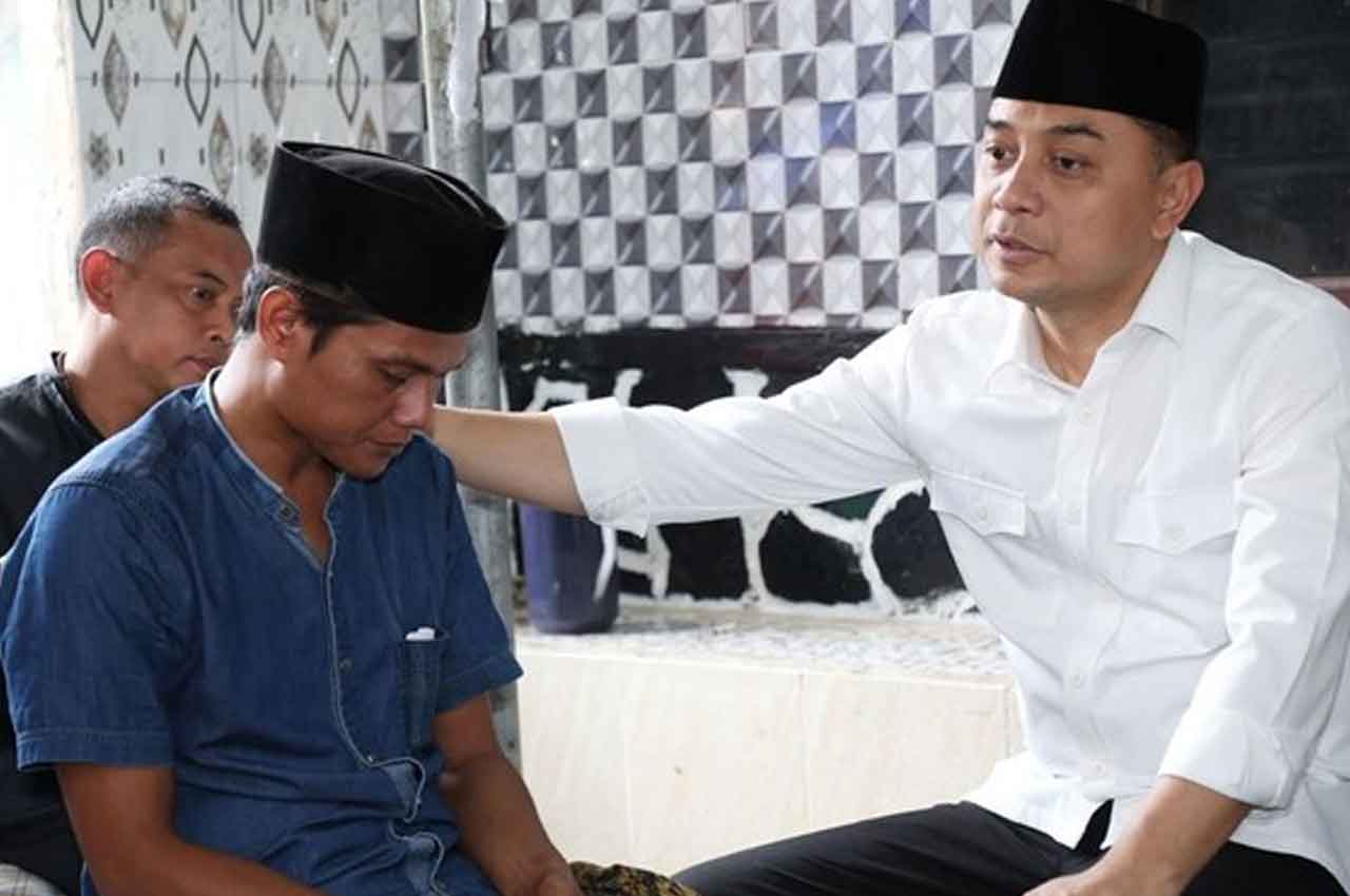 Wali Kota Surabaya Eri Cahyadi takziah ke keluarga korban ambruknya Ponpes Al Khoziny, Sidoarjo. Foto: Ist.