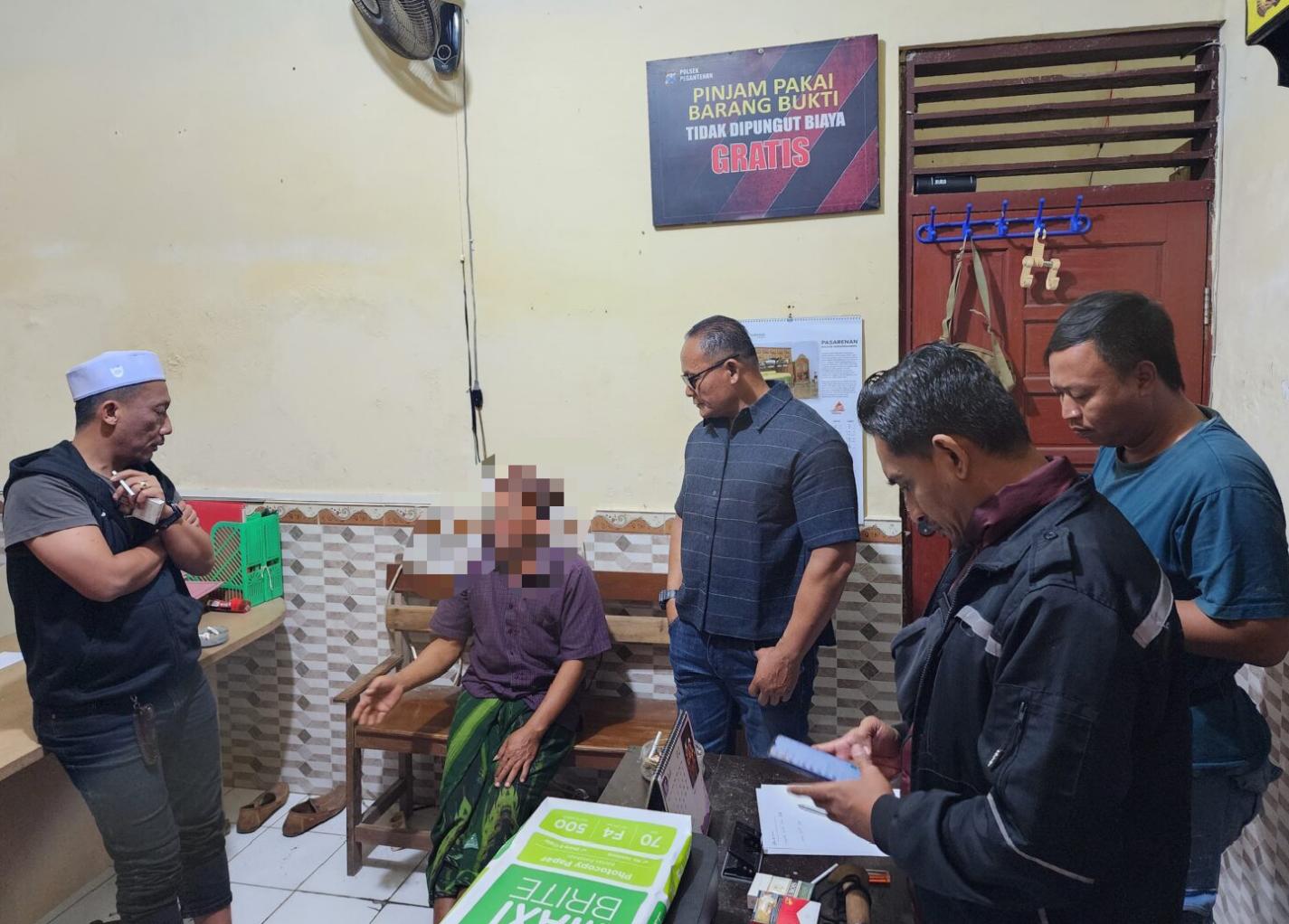 Pelaku saat diamankan oleh anggota Polsek Pegantenan