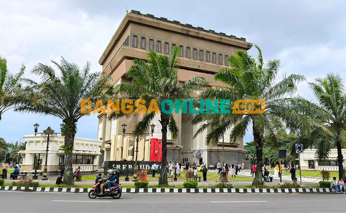 Kawasan Monumen SLG Kediri tetap menjadi tujuan utama wisatawan pada libur Lebaran tahun ini. Foto: MUJI HARJITA/BANGSAONLINE