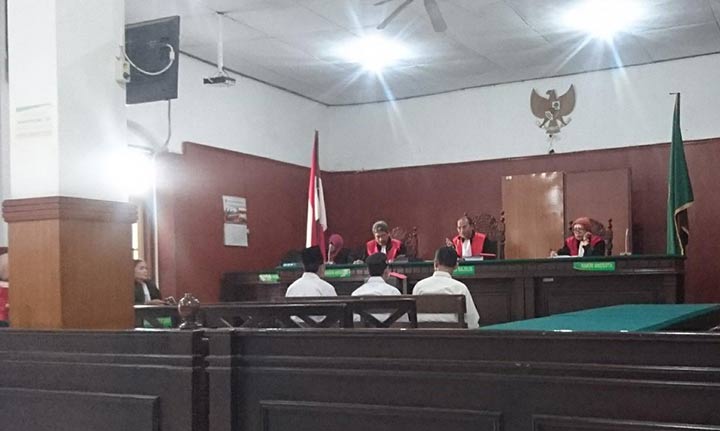 Tiga terdakwa kasus penyeludupan baby lobster menjalani sidang di Pengadilan Ngegeri (PN) Sidoarjo.