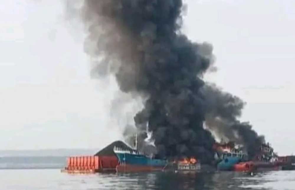 Kapal MT Ronggolawe yang meledak di Lamongan saat mengisi BBM. Foto: Ist.