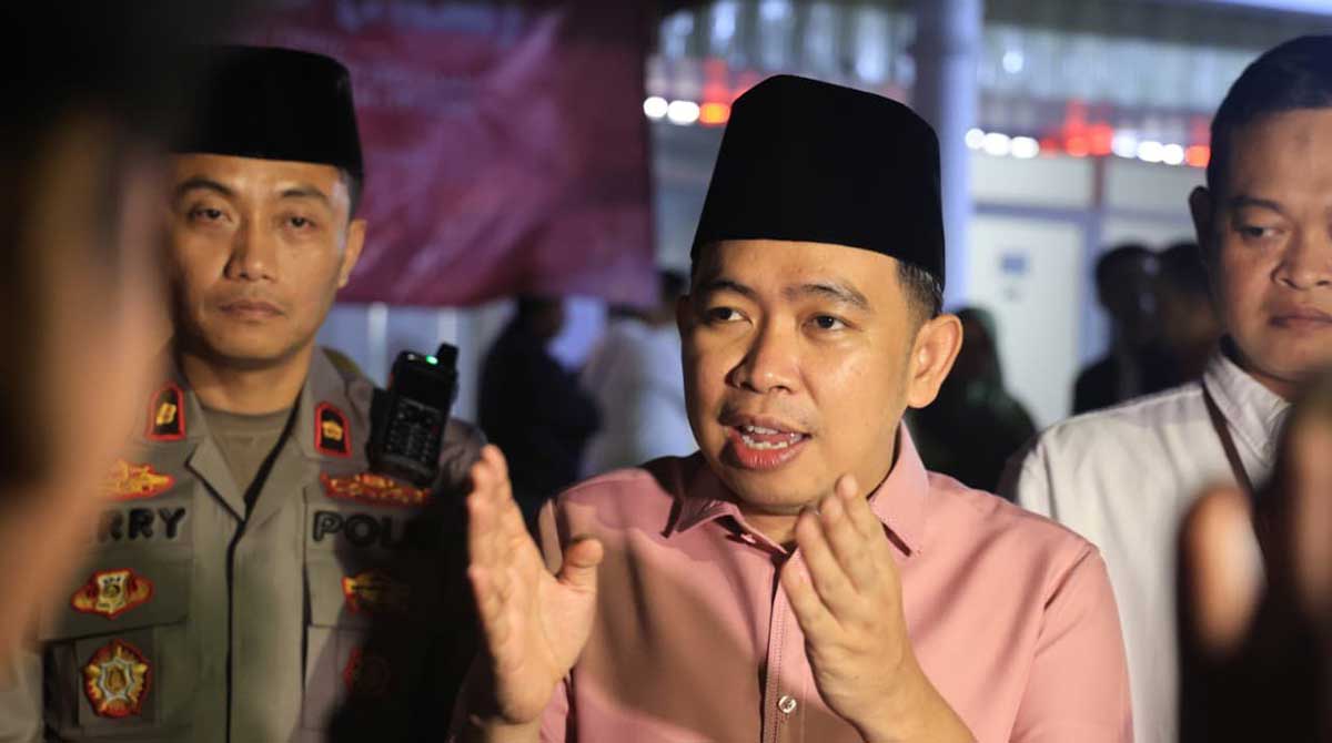 Bupati Jember ketika memberi keterangan terkait efisiensi kepada awak media.