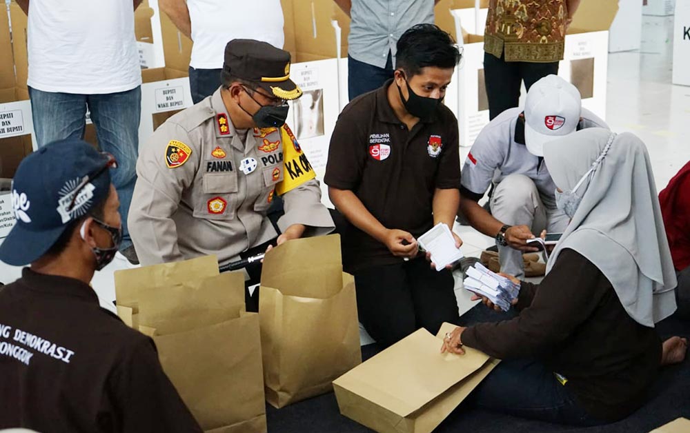 Kapolres Blitar AKBP Ahmad Fanani Eko Prasetya saat melakukan pengecekan surat suara Pilbup Blitar 2020 di gudang logistik KPU.