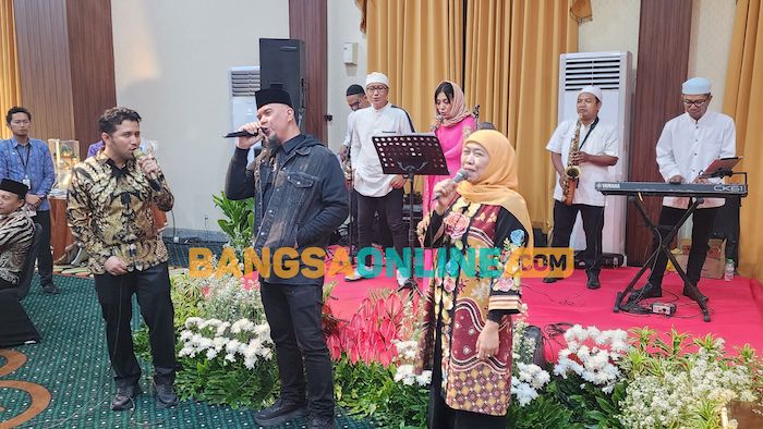 Gubernur Jatim Khofifah Indar Parawansa, Wagub Jatim Emil Dardak dan anggota DPR RI dari Fraksi Partai Gerindra dapil Surabaya Sidoarjo Ahmad Dhani saat menyanyikan lagu Hidup Adalah Perjuangan. Foto: Devi Fitri Afriyanti/BANGSAONLINE