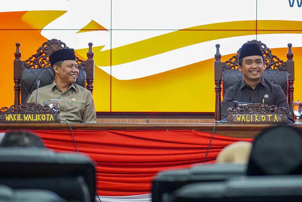 Wakil Wali Kota Pasuruan Adi Wibowo didampingi Wawali M. Nawawi saat sidang Paripurna di Kantor DPRD Kota Pasuruan. (Ist)