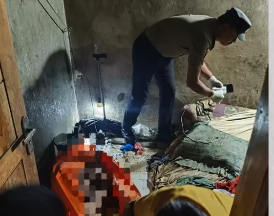 Petugas saat upaya evakuasi korban dari dalam gudang es